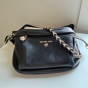 [Michael Kors] Slater Medium Pebbled Leather Sling Pack ( Black/gold)